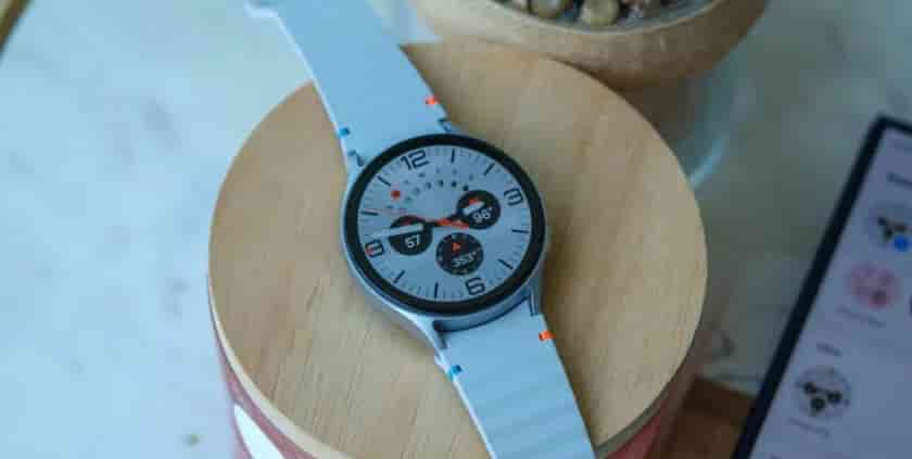 Samsung-Galaxy-Watch-7-laid-flat-840w-472h